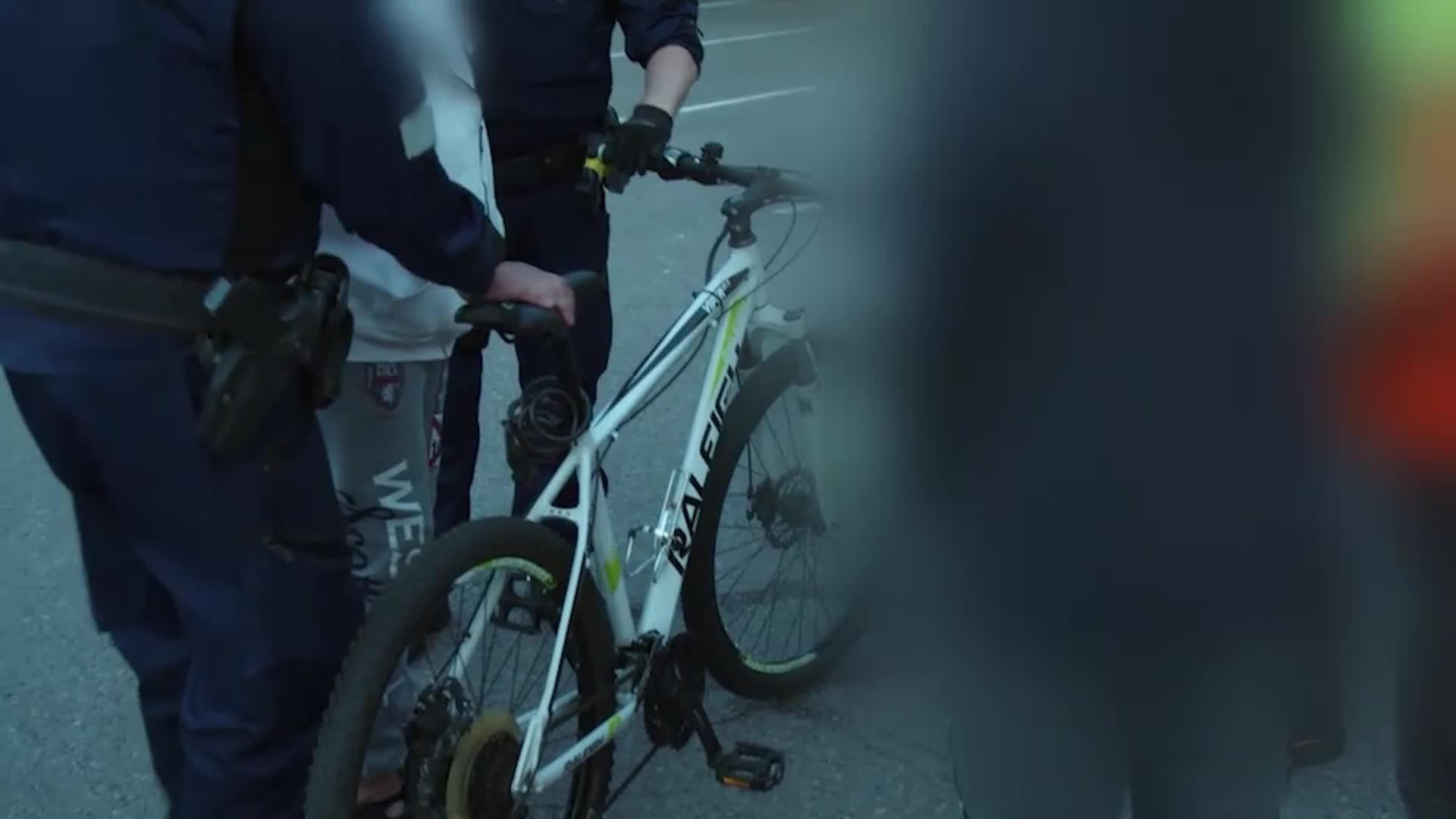 Poliisipartio virittää pyörävarkaalle ovelan ansan – varas myy saaliinsa tietämättään pyörän oikealle omistajalle 
