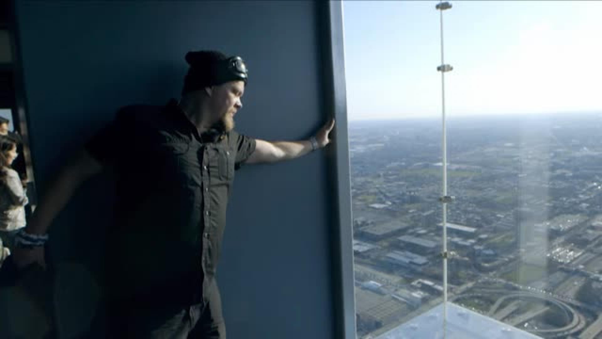 "Olen tunnettu korkean paikan kammostani!" Katso miten Ville Haapasalo toimi Chicagon korkeimmassa pilvenpiirtäjässä