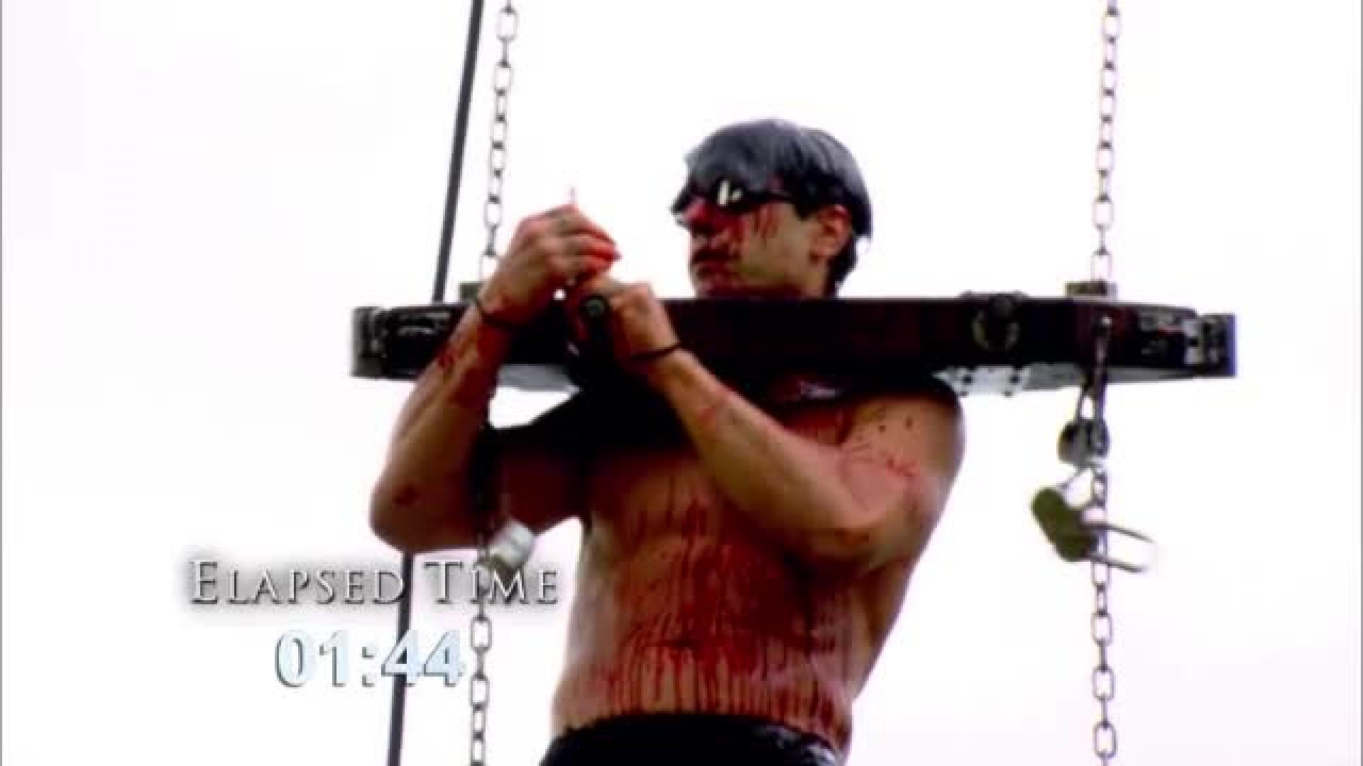 Criss Angel verisenä kahleissa alligaattorilauman yllä - avautuvatko lukot ajoissa?