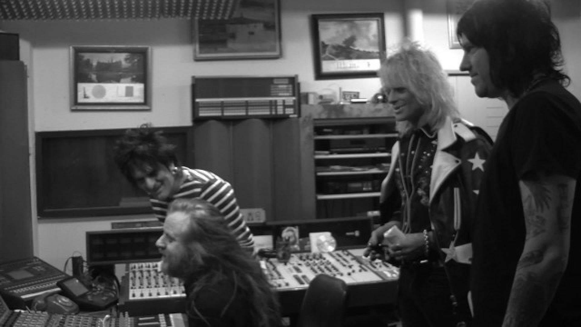 Miten levyttäminen onnistuu kun jäsenet asuvat eri puolilla maailmaa - näin syntyi uusi Michael Monroe -albumi!