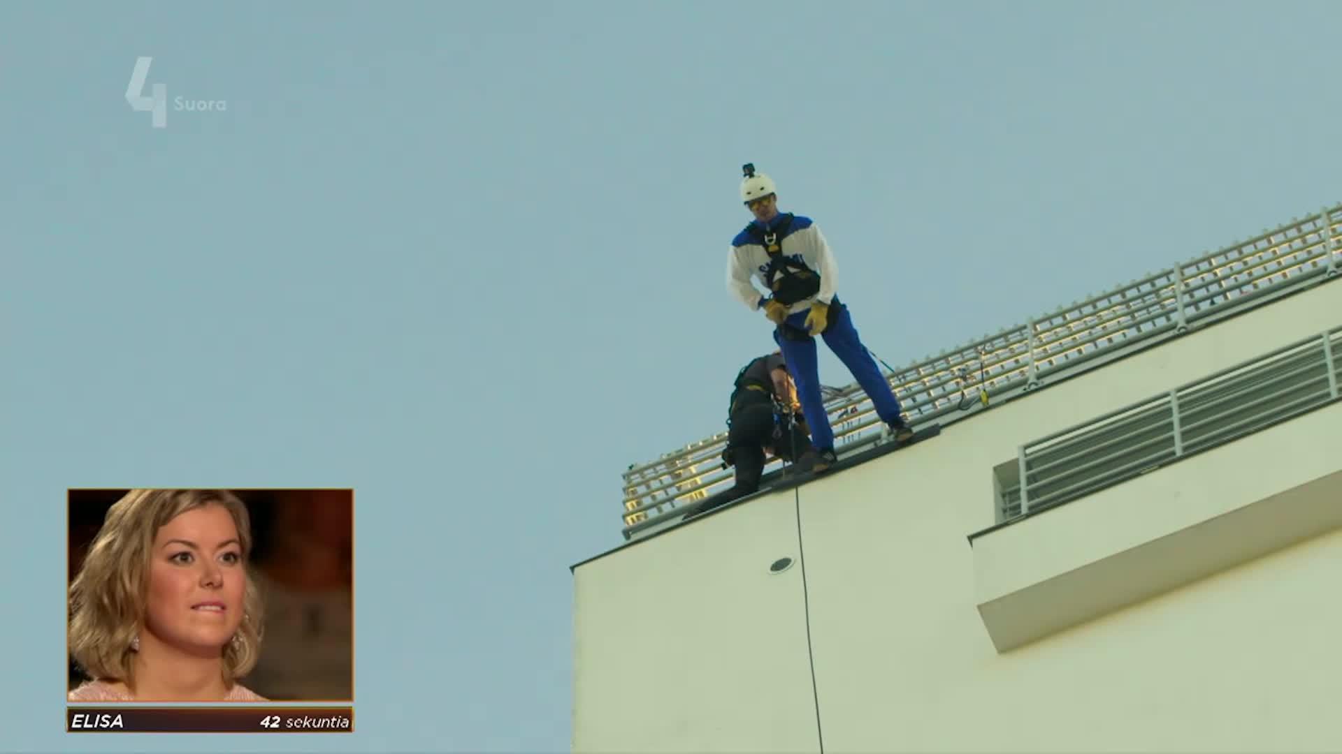 Huimapäinen seinäjuoksija kipittää alas Stadionin tornia!