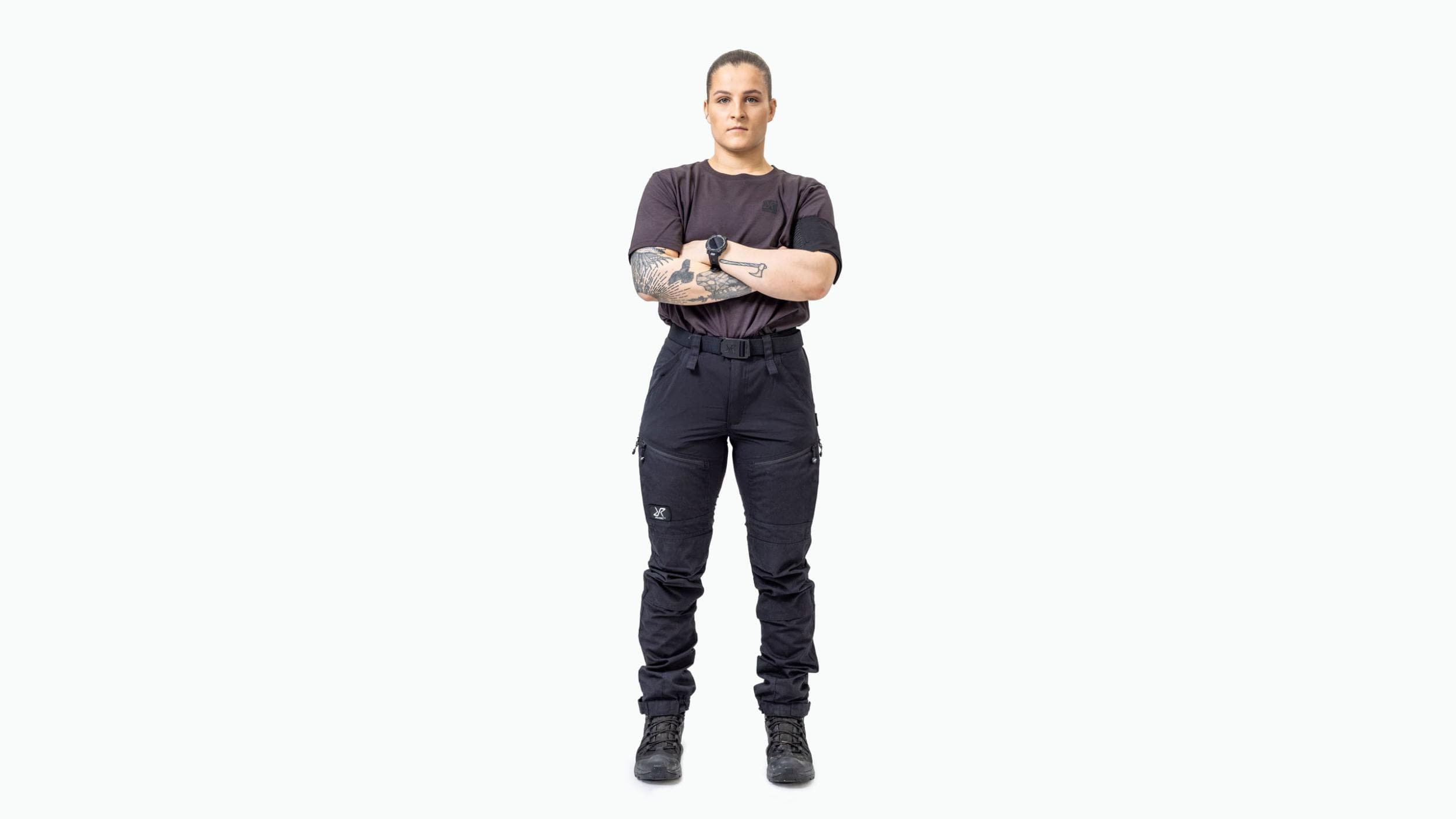 ESSI ANTERVO, 25, YRITTÄJÄ / KAMPPAILU-URHEILIJA ESSI ANTERVO, 25, YRITTÄJÄ / KAMPPAILU-URHEILIJA