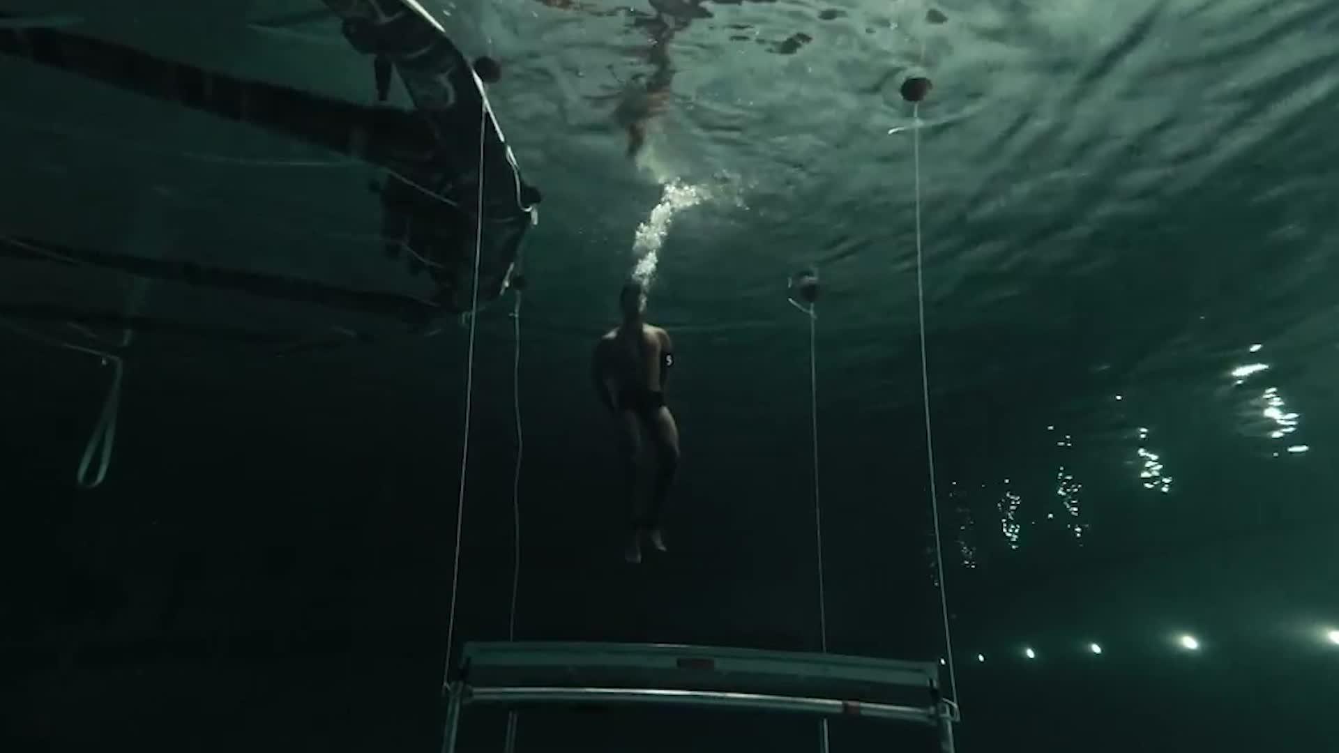 Erikoisjoukot-kokelas ajautuu vaarallisesti vedessä lautan alle – nuoruuden hukkumistrauma lisää tehtävän rankkuutta