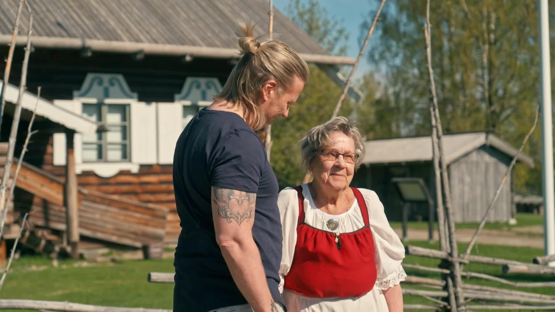 Sami Kuronen vierailee lapsuutensa maisemissa Ilomantsissa – liikuttava hetki isoäidin kanssa saa herkistymään