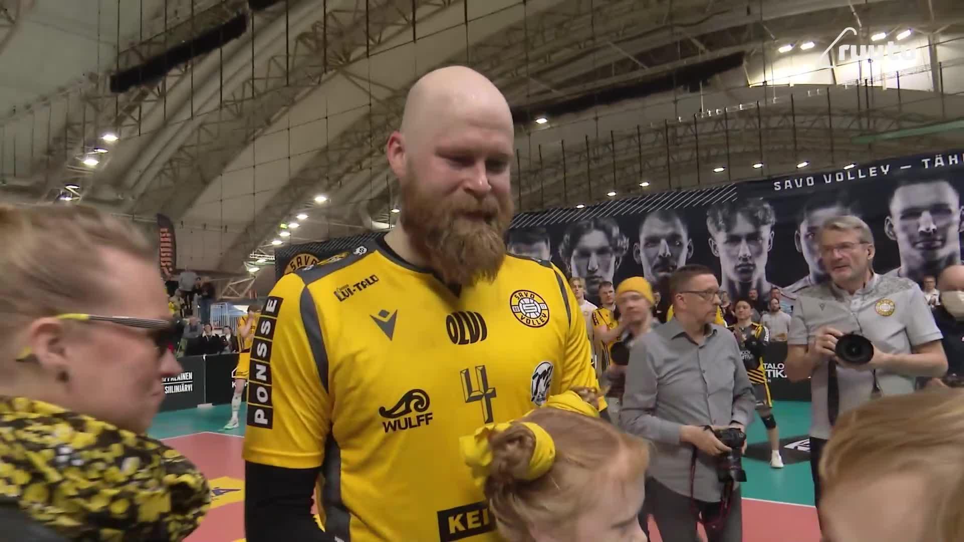 Tässä silmäkulma kostuu - Savo Volley ja upea Kuopio-Hallin yleisö antaa tunteikkaat jäähyväiset Siltalalle ja Ojansivulle